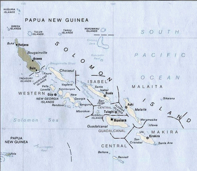 Mapa de las islas Salomón, en el que se distinguen las islas que corresponden al estado de Islas Salomón (en blanco) de las que corresponden al estado de Papúa Nueva Guinea (en gris).