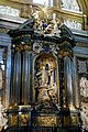 El llamáu altar de San Ignacio na ilesia del Gesù en Roma, «unu de los más luxosos altares y retablos de tola cristiandá».[163] La estatua orixinal de San Ignacio yera de plata macizo.