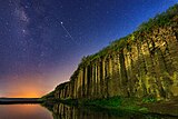 Basaltsäulen im Dorf Erkan bei Nacht