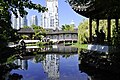 Blick vom öffentlichen Park über den Teich auf den Dr. Sun Yat-Sen Garden