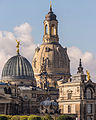 Le dôme en pierre de la Frauenkirche, avec en premier plan le dôme en verre de l'École supérieure des beaux-arts de Dresde