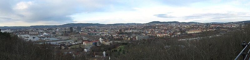 Widok na panoramę centrum Oslo z drogi Valhallveien, w pobliżu Ekebergsletta.