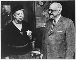 Елинор Рузвелт и д-р Карл Менинджър в Топика, 1954 г.