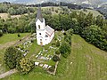 Letecký pohled na areál hřbitova s kostelem