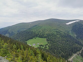 Blick von Südosten auf den Speikkogel und den Gleinalmsattel mit Schutzhaus und Kirche Maria Schnee.