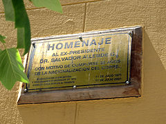 Placa que conmemora la nacionalización del cobre (2001).