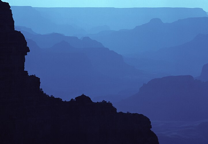 Туманный рассвет в Большом Каньоне. Фотография сделана с южной стороны каньона.