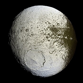 Iapetus, přirozený satelit planety Saturn