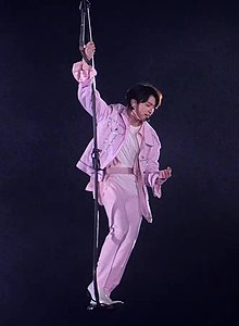 Jungkook duke interpretuar këngën e tij solo - "Euphoria" gjatë turit Speak Yourself në Rose Bowl, Pasadena