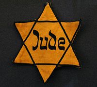 Estrella de David del tipo de las que tenían que llevar obligatoriamente los judíos en Alemania, Austria y territorios ocupados por el Tercer Reich