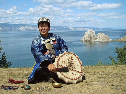 Chefe dos xamãs da ilha Olkhon, no lago Baikal, Buriácia, Rússia. (definição 2 870 × 2 153)