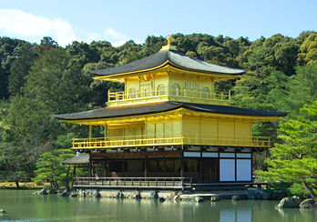 Le Pavillon d’or Kinkaku, en réalité Rokuonji (鹿苑寺, « temple du jardin de la gazelle »), se dresse au milieu du Kinkaku-ji (金閣寺) à Kyoto au Japon. (définition réelle 2 125 × 1 489*)