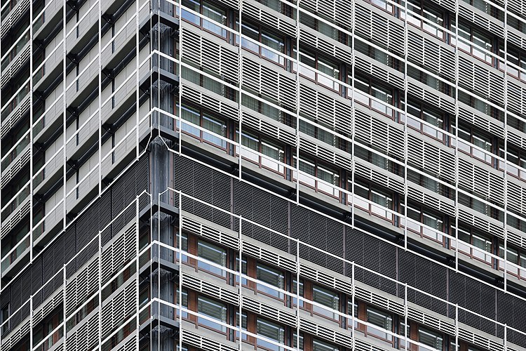 Фасад «Рослого Ойгена» — высотного офисного здания в Бонне