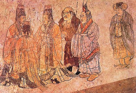 "Malowidło przedstawia przyjęcie zagranicznych dyplomatów na dworze cesarskim. Dwie elegancko odziane postacie z prawej strony pochodzą z Korei, postać z dużym nosem, znajdująca się w centrum, to poseł z zachodu. Malowidło z grobowca Li Xiana, Qianling, Shaanxi, 706 rok"[31].