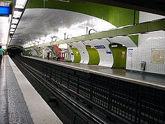 Les quais de la ligne 4 en 2009.