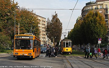 פיאט 2470 (משמאל)