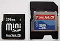 Tarjeta de memoria MiniSD de 256 MB (izquierda) y adaptador (derecha).
