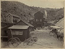 Fabbrica mineraria, circa 1880–1885. Fotografie del West americano, Biblioteca pubblica di Boston.