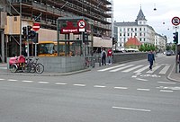 哥本哈根地鐵部分入口，但可從哥本哈根地鐵月台進入丹麥國家鐵路（包括哥本哈根市郊鐵路）月台。