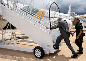 Brazilian Defense Minister Nelson Jobim and Commander of the Army Enzo Peri board a Brazilian Air Force plane headed to Haiti, to join relief efforts Image: Agencia Brasil.