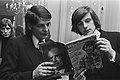 Peter Muller met zijn broer Robert bij de doop van roddelblad Weekend (1975)