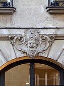 Cartuș rococo cu un mascaron în el, pe fațada casei nr. 404 de pe Rue Saint-Honoré (Paris)