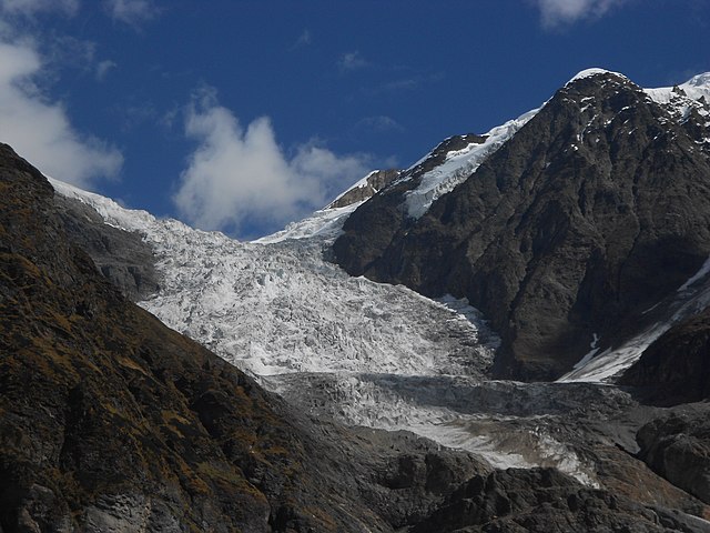 http://upload.wikimedia.org/wikipedia/commons/thumb/c/c9/Pindari_glacier%2C_Uttarakhand%2C_India.jpg/640px-Pindari_glacier%2C_Uttarakhand%2C_India.jpg