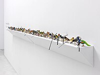 The Princesses' Rusted Belt, 250 ručně vyrobených hliněných ptáků, železný drát, akryl, akvarely, bavlněná nit a text na tištěném papíru, různé rozměry, 2011, Studio La Citta, Verona, Itálie
