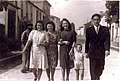 Unha familia paseando pola rúa Benigno Quiroga.