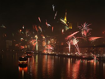 Feu d'artifice de la Saint-Sylvestre à Francfort-sur-le-Main. (définition réelle 2 400 × 1 800)