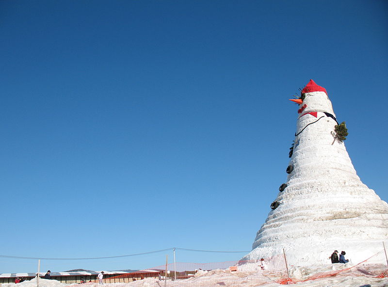 File:SnowWomanBethelMaine.jpg