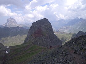 Vue du pic d'Anayet au premier plan, avec le pic du Midi d'Ossau en fond, depuis le Vértice de Anayet (2 555 m).