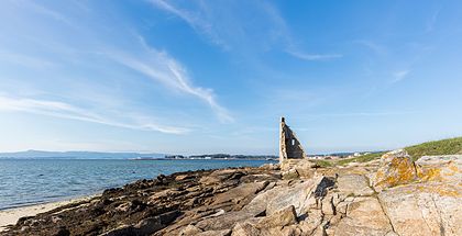 Vista da torre costeira de São Saturnino, Cambados, província de Pontevedra, Galiza, Espanha. Os restos da fortificação foram construídos, possivelmente, durante o primeiro assentamento na região de Cambados. A fortificação é um monumento nacional e data da segunda metade do século X, mas a torre foi destruída entre 1466 e 1470 durante as Revoltas irmandinhas. (definição 8 541 × 4 372)