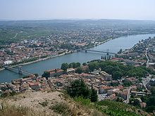 Usa ka Tan-aw sa tabok sa Suba sa Tournon-Sur-Rhône