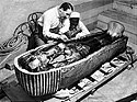 Howard Carter öffnet den Sarkophag Tutanchamuns (1923)
