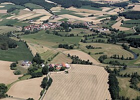 Radweg zwischen Altendorf und Willhof, links der Weiler Unterkonhof, rechts der Fluss Schwarzach