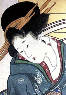 Rodový znak rodiny se objevuje v detailu obrazu na rameni kimona této ženy, Fukagawa no juki.