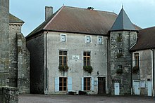 Photo représentant les vestiges du prieuré de Varennes en Haute-Marne qui comprend maintenant la mairie et l'école.