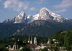 Le Watzmann et, au premier plan, les tours des églises de Berchtesgaden.