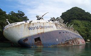 Остов выбросившегося на мель круизного судна «World Discoverer»
