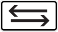 Zusatzzeichen 1000-30 Beide Richtungen, zwei gegengerichtete waagerechte Pfeile