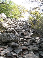 Остатки стен средневекового исара Ай-Йори