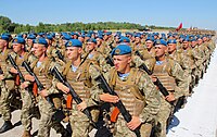 Ukrainian paratroopers in 2015. At the time, they wore sky-blue berets and telnyashkas similar to those of their Russian counterparts.