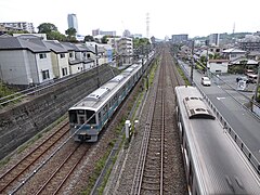 Parallelführung mit der Sagamihara-Linie (rechts)