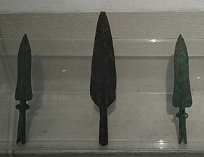 阔叶形铜矛，出土自祥云红土坡遗址，藏于大理州博物馆