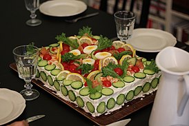 Креветочный бутербродный торт с овощами