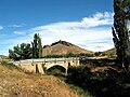 Vista general (meridional) del cerro de Moya (Cuenca), desde el puente del río Ojos.