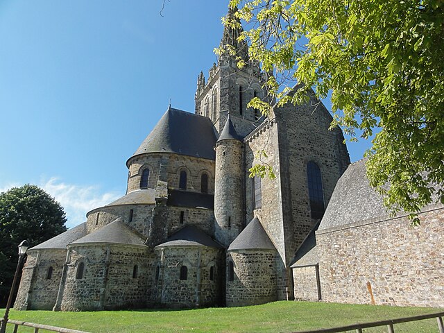 Le chevet de la basilique Notre-Dame d'Avesnières.\n (définition réelle 3 648 × 2 736)