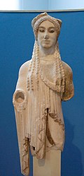 Korè 674, dite aux « yeux de sphinx », marbre de Paros. 500-490. Acropole.