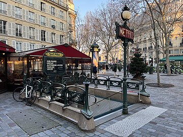 Un autre édicule Guimard avec un mât Val d'Osne.